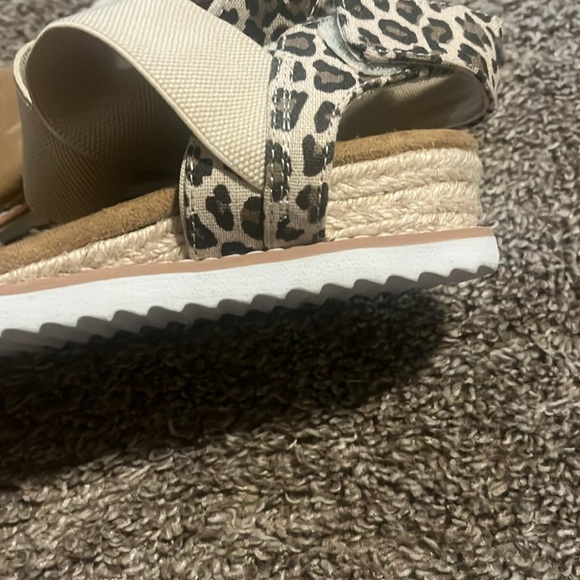 Leopard Print Sandals with Tan Straps - Picture 4 of 5